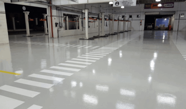 Descubra o REALPISO 440: acabamento epóxi resistente, durável e com excelente brilho. Ideal para pisos industriais e comerciais.