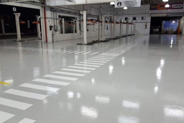 Descubra o REALPISO 440: acabamento epóxi resistente, durável e com excelente brilho. Ideal para pisos industriais e comerciais.
